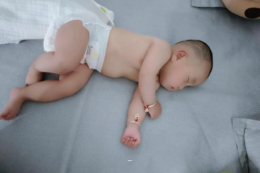 张家界宝宝多久会抬头